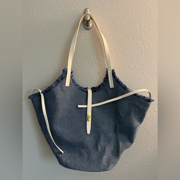 Fashionable Tote - Picture 1 of 3